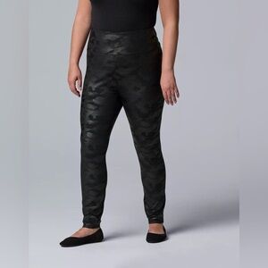 Simply Vera Wang Women Black Camo Faux Leather Hi Rise Shaping Leggings